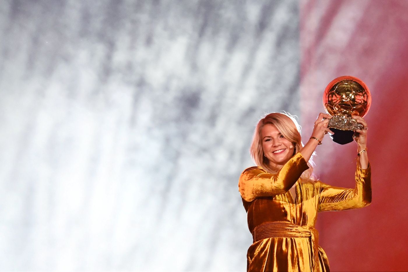 Ada Hegerberg, futbolista noruega, recibió el primer Balón de Oro femenino.