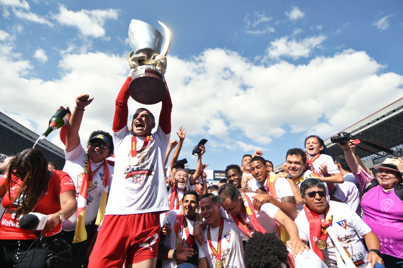 LDU de Quito, campeón de Ecuador. El club albo se adjudicó la estrella 11 de su historia en torneos locales. Lo logró en casa, ante el C.S. Emelec de Guayaquil.