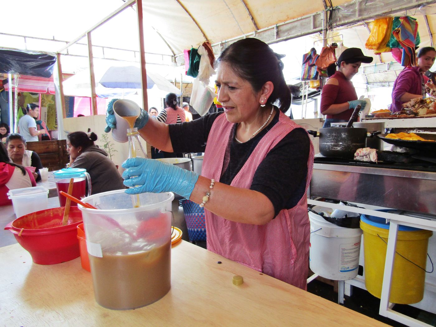 En el mercado 12 de abril, Cecilia Cajamarca elabora por 12 años la  chicha de jora, una bebida que con el paso del tiempo perdió su trascendencia frente a otros líquidos. 