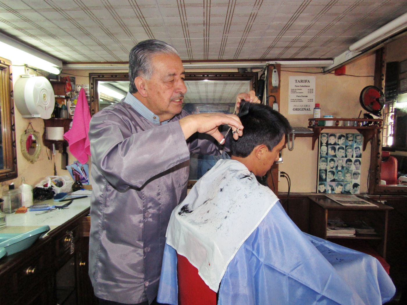 Cincuenta años ejerciendo el oficio de peluquero cumplió César Zambrano, propietario de Peluquería Original,  que es frecuentada sobre todo por personas adultas.  