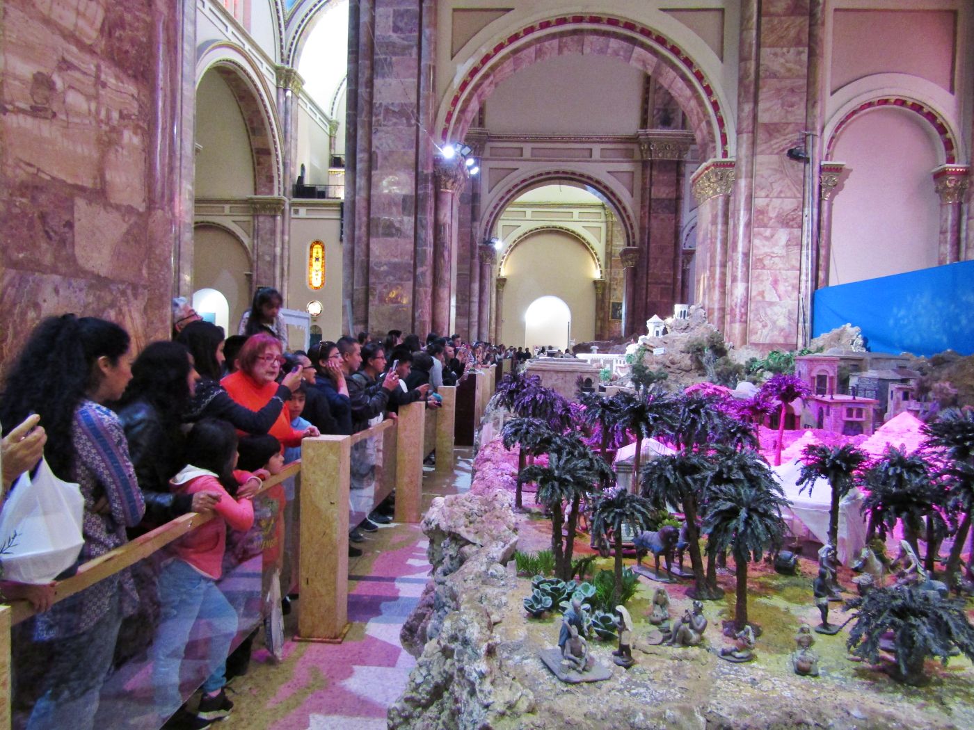 Hasta el  6 de enero, la Catedral Nueva acoge  un inmenso pesebre, que ha captado la atención de los cuencanos. El nacimiento fue elaborado en Loja y está de visita.  