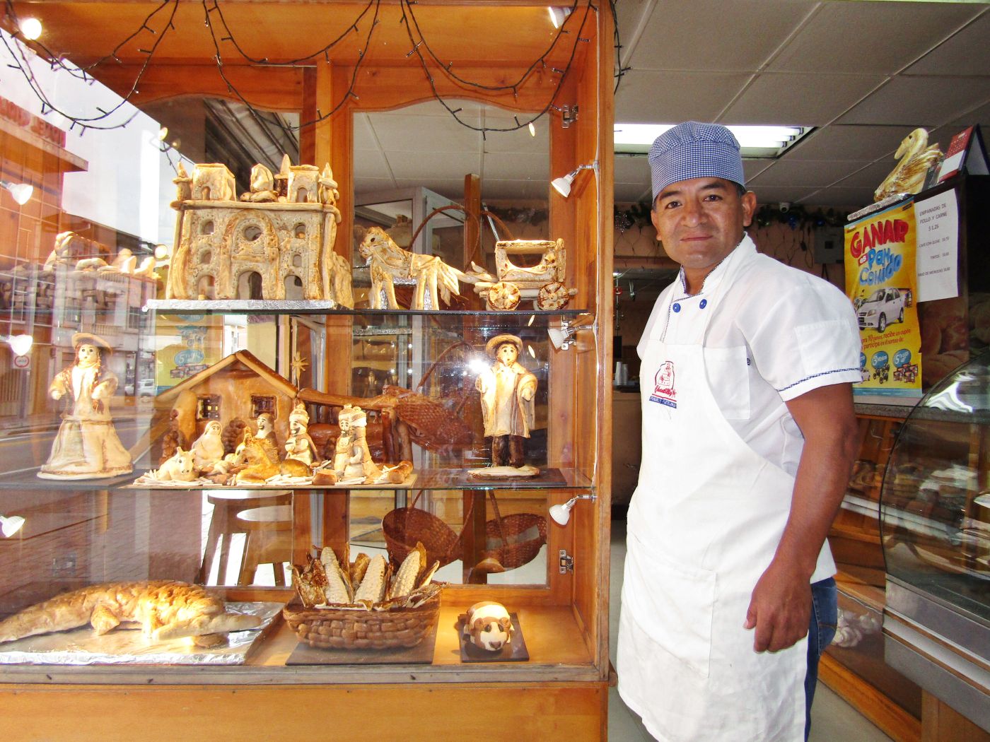 La habilidad e ingenio al trabajar con la masa de pan  se refleja en cada creación del artesano cuencano, Manuel Pérez Gavilanes, propietario de Panadería Chantilly.  