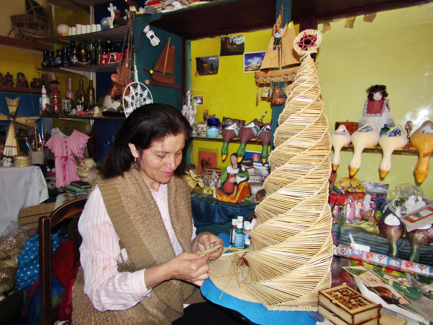 Elegantes, pero también delicadas artesanías navideñas a base del tallo de trigo, son elaboradas desde septiembre por la artesana Cecilia Yánez Vásquez, en el  Cemuart.