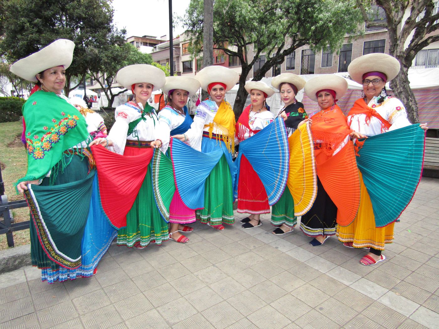 Quince enfermeras del Área de Gineco - Obstetricia del Hospital Vicente Corral Moscoso, dejan a un lados sus uniformes blancos para bailar al ritmo de San Juanitos. 