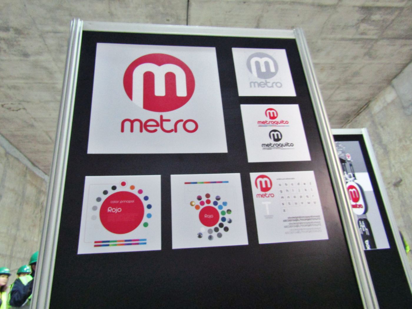 El 9 de octubre se presentó el logo del Metro,  escogido por votos. Su parecido a otros causó polémica, la agencia que lo creó decidió donarlo a la ciudad.