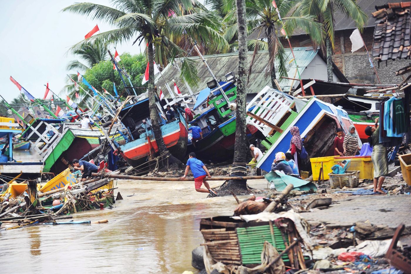 Indonesia vive días de luto por tsunami