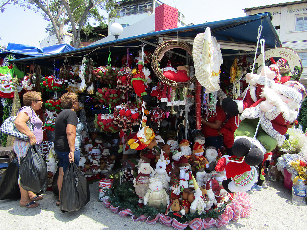 Comercio navideño se agita en la urbe