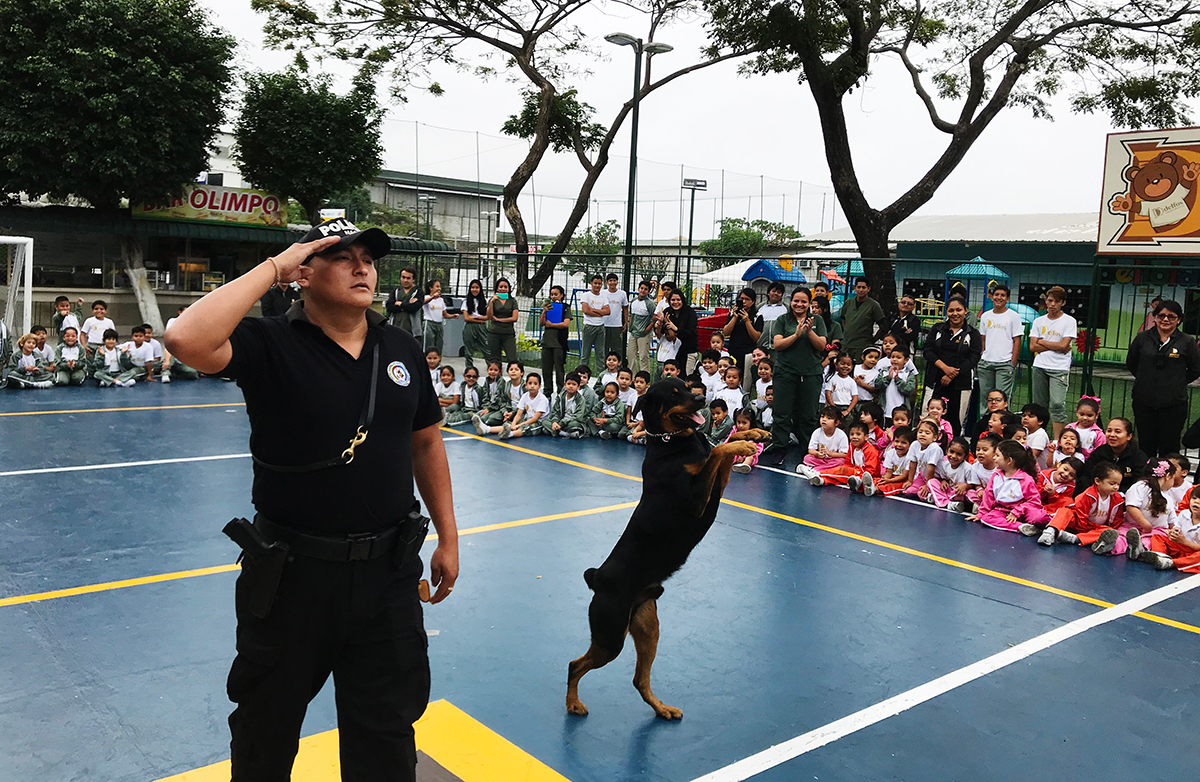 Policía busca unirse más a la comunidad