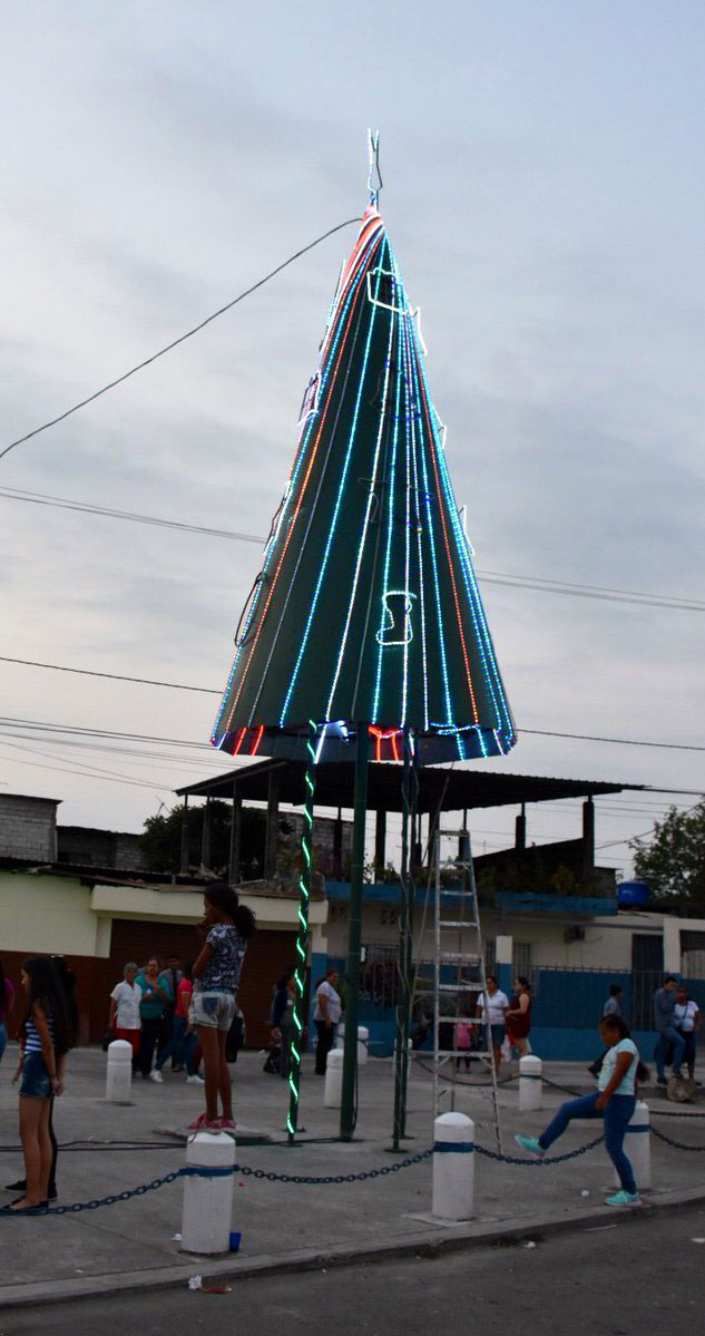 Encienden árbol en la Playita del Guasmo