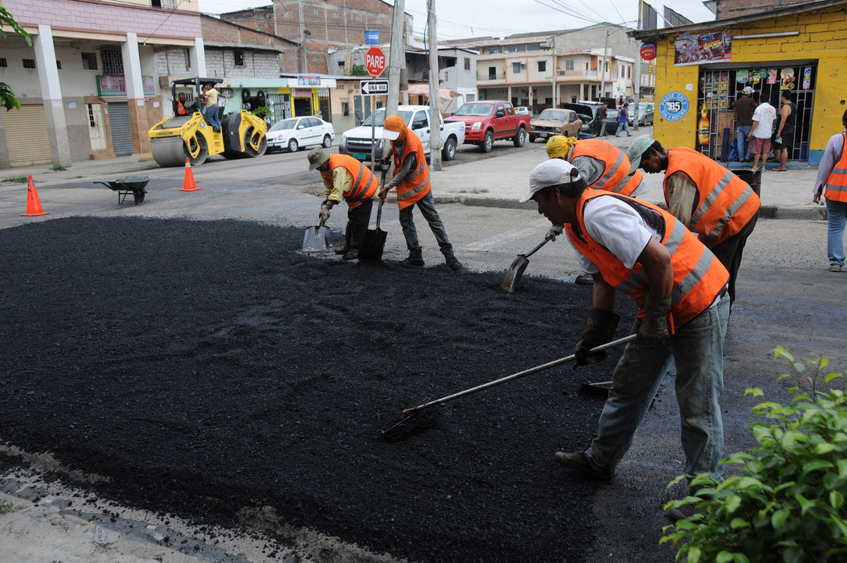 Bacheo en diversas zonas de la ciudad