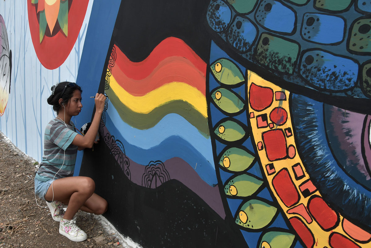 Cerro Blanco luce su colorido con murales