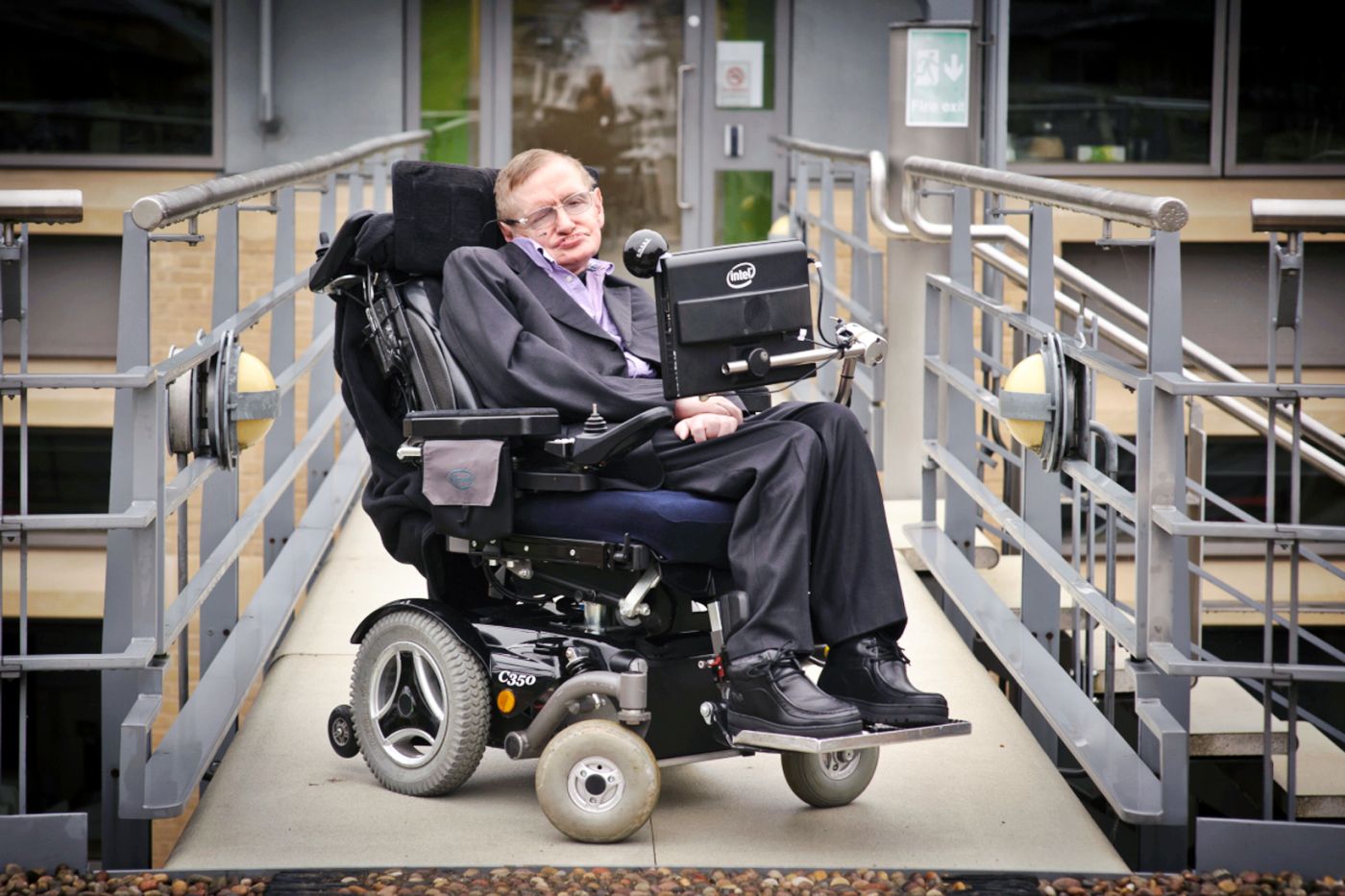 Astrofísico y docente,
Stephen Hawking. Aportó a la ciencia con nuevas teorías y enseñó al público a amar el cosmos.