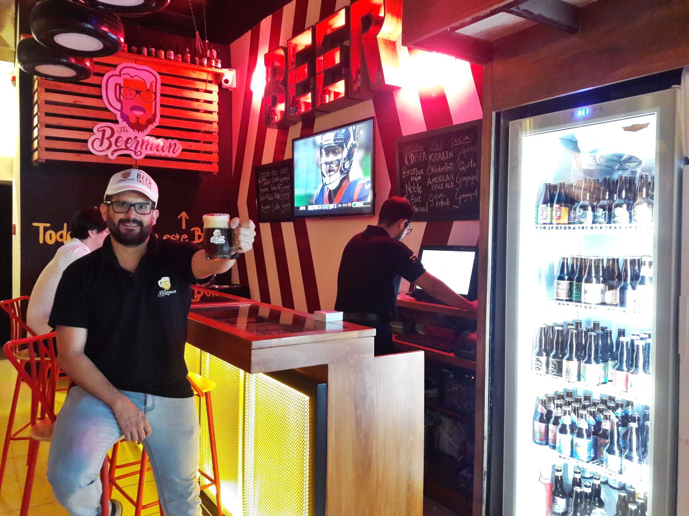 Divulgador de cervezas. Juan ‘Pipo’ Zurita.  “Las personas que dicen no ser 'cerveceras' son los clientes que más me gustan; existen tantos estilos que habrá uno que te guste”, señaló Zurita, quien abrió en diciembre pasado su bar The Beerman Shop en el c.c. La Torre, en Samborondón. Con ello quiere ayudar a mostrar el producto.