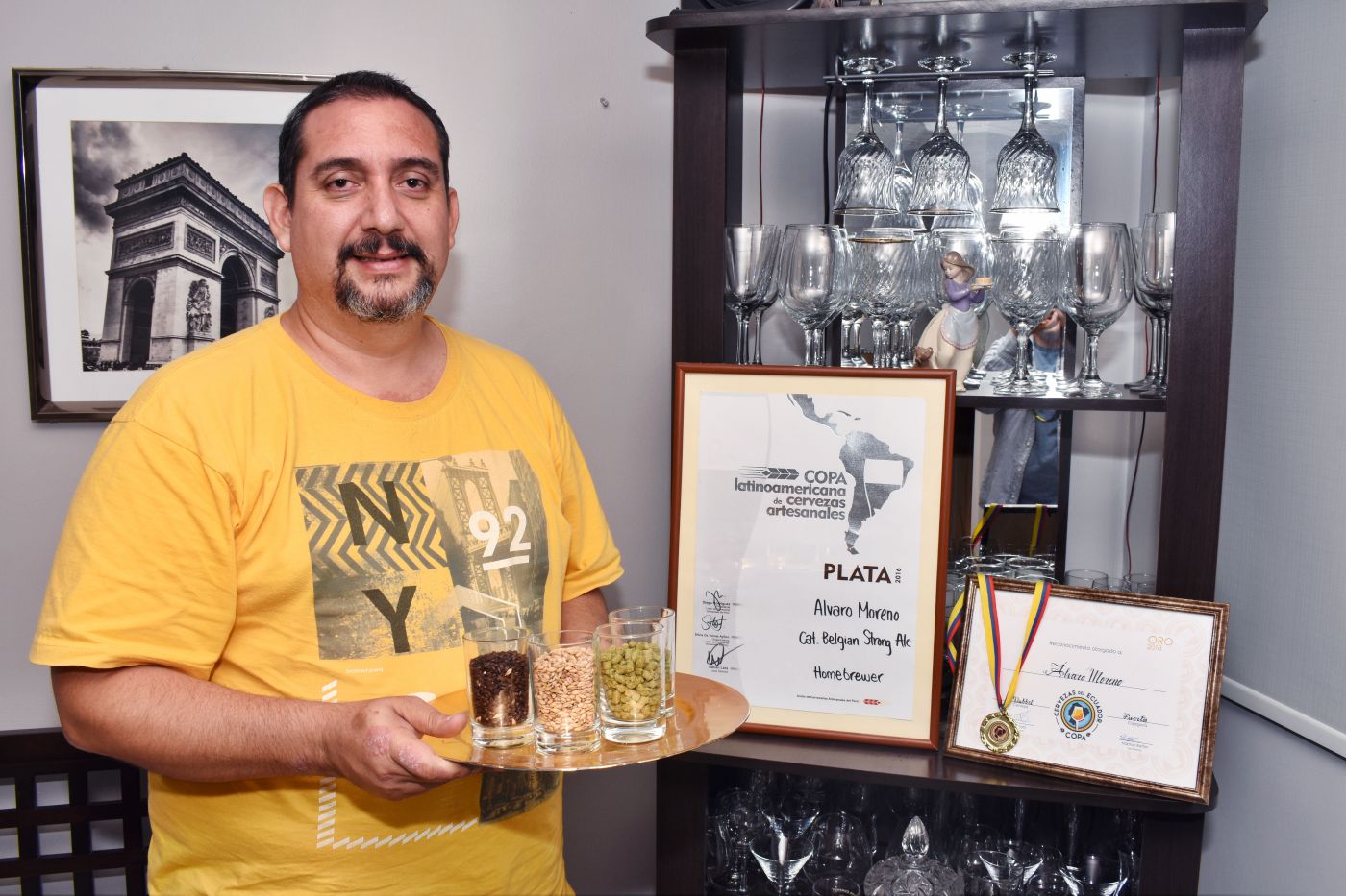 Homebrewer. ÁLVARO MORENO. “Hay que saber vender para que valga la pena hacer un buen producto. Además, en Ecuador se necesita asesores, marketeros, ayudantes, fabricantes de implementos para no importar; este es un mundo muy amplio y se debe buscar nuevos modelos de negocio para hacerlo rentable”, piensa Moreno.