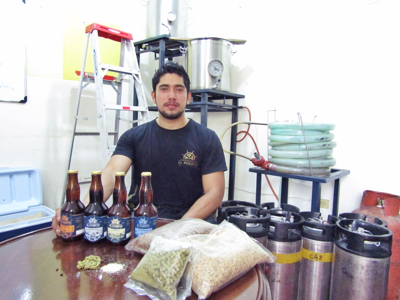 Maestro cervecero. Christian Guarco. Tras realizar una maestría en Bélgica sobre cervecería, Guarco volvió al país para crear El Puerto. “El mercado quiteño está más saturado; Guayaquil es el espacio para mostrarse y crear cultura”, dijo Guarco. Su modelo de negocio es producir 1.500 litros al mes en una planta montada en Quito.
