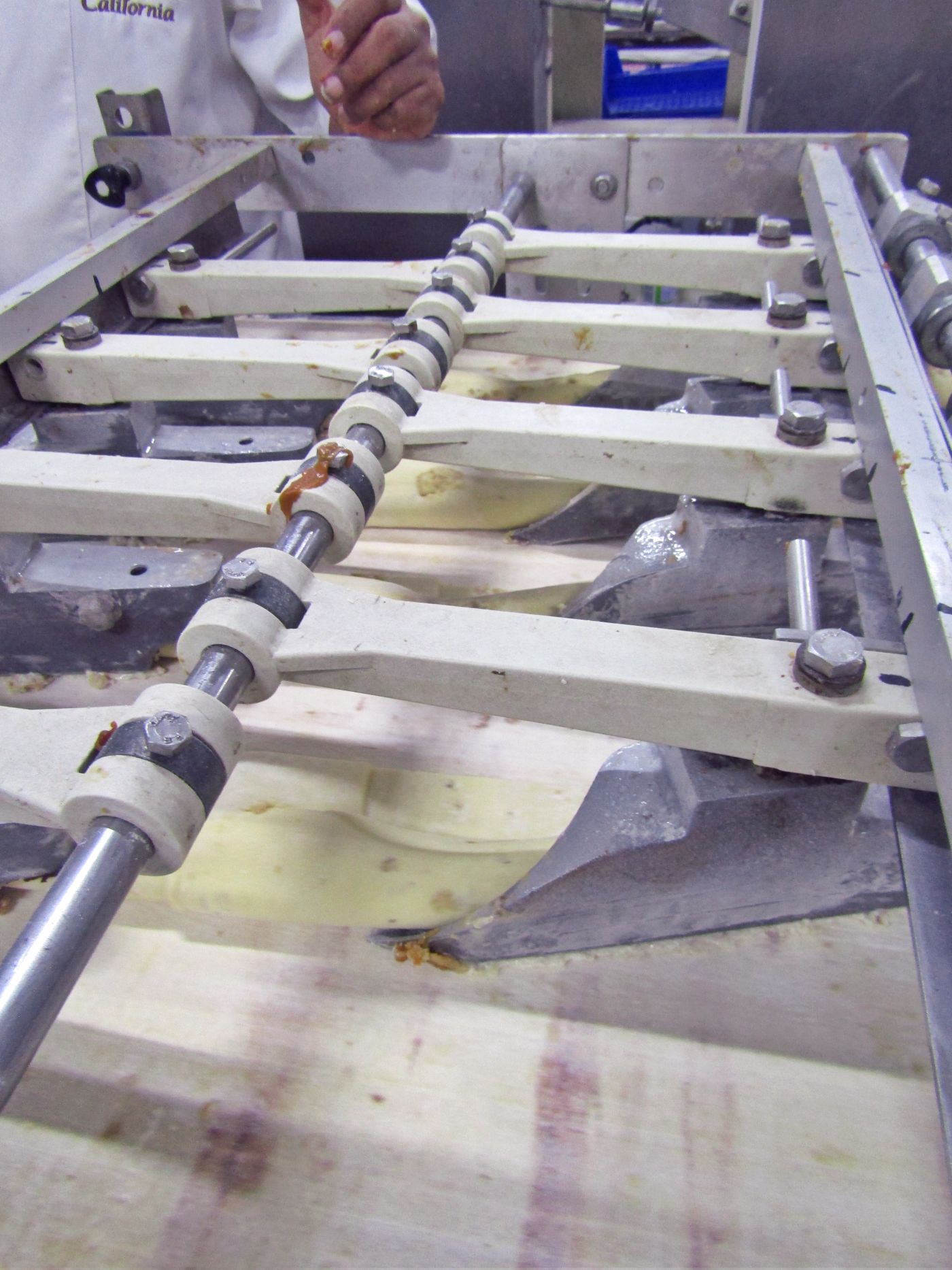 2. En el mismo proceso, la maquinaria se encarga de sellar las roscas en un proceso que no toma más de 10 segundos.    